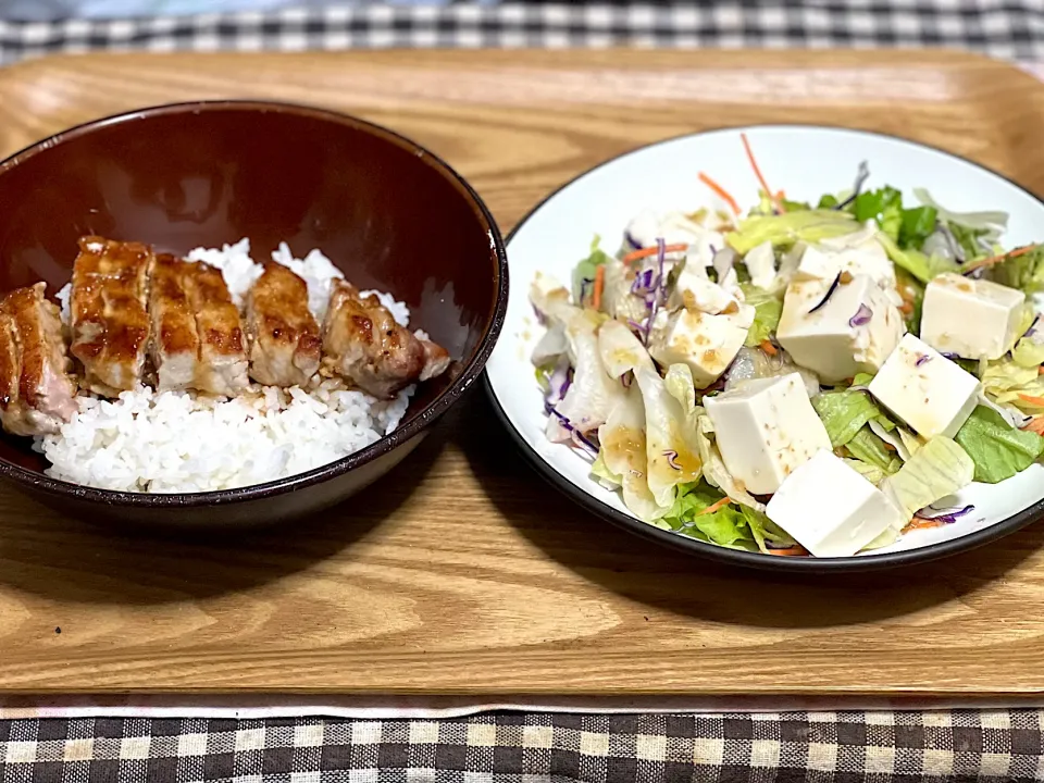 ☆ガーリックバター醤油のポークステーキ丼 ☆豆腐サラダ|まぁたんさん