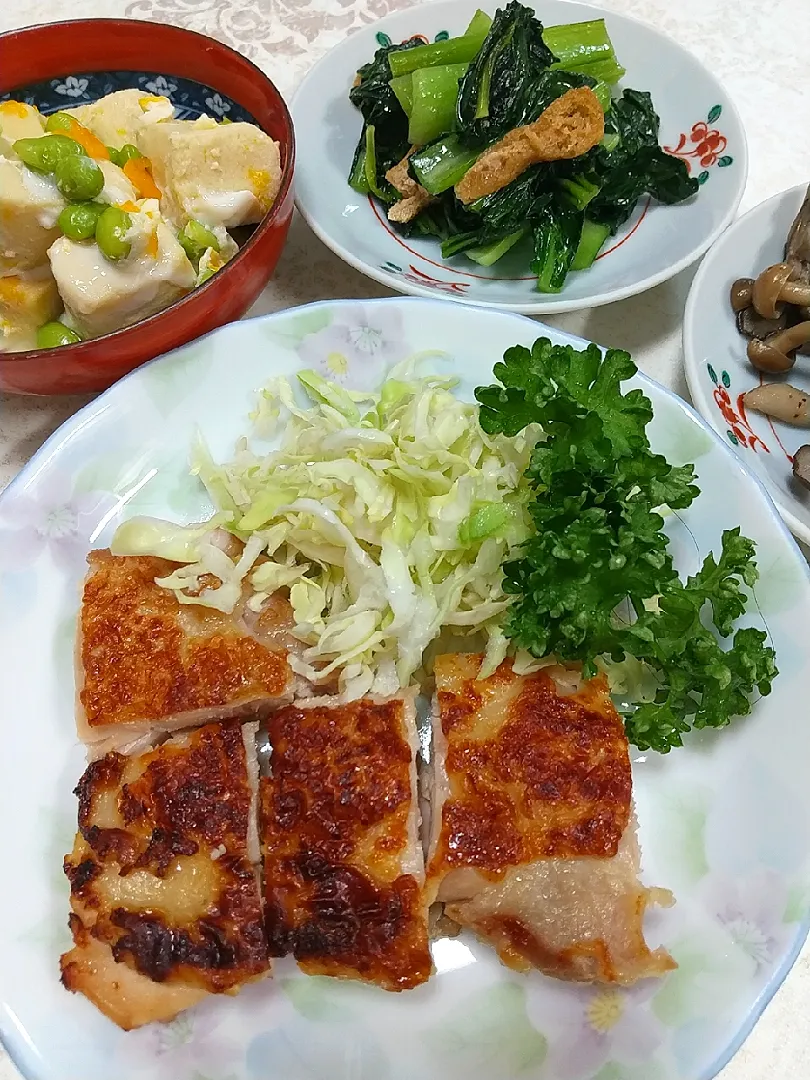 Snapdishの料理写真:☆今日の晩ごはん☆　鶏肉の塩麹焼き　小松菜煮　高野豆腐の煮物　きのこのガーリックバター炒め|hamamaさん