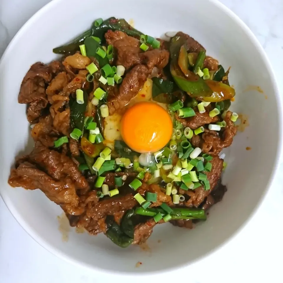 狸の宴シリーズ
昨夜の主菜

焼き肉丼(韓国風)
自作タテギ(ヤンニョム)使用
狸特製タレで味付け(笑)

牛の特盛で御飯が映って無い🤣🤣🤣|タヌキさん