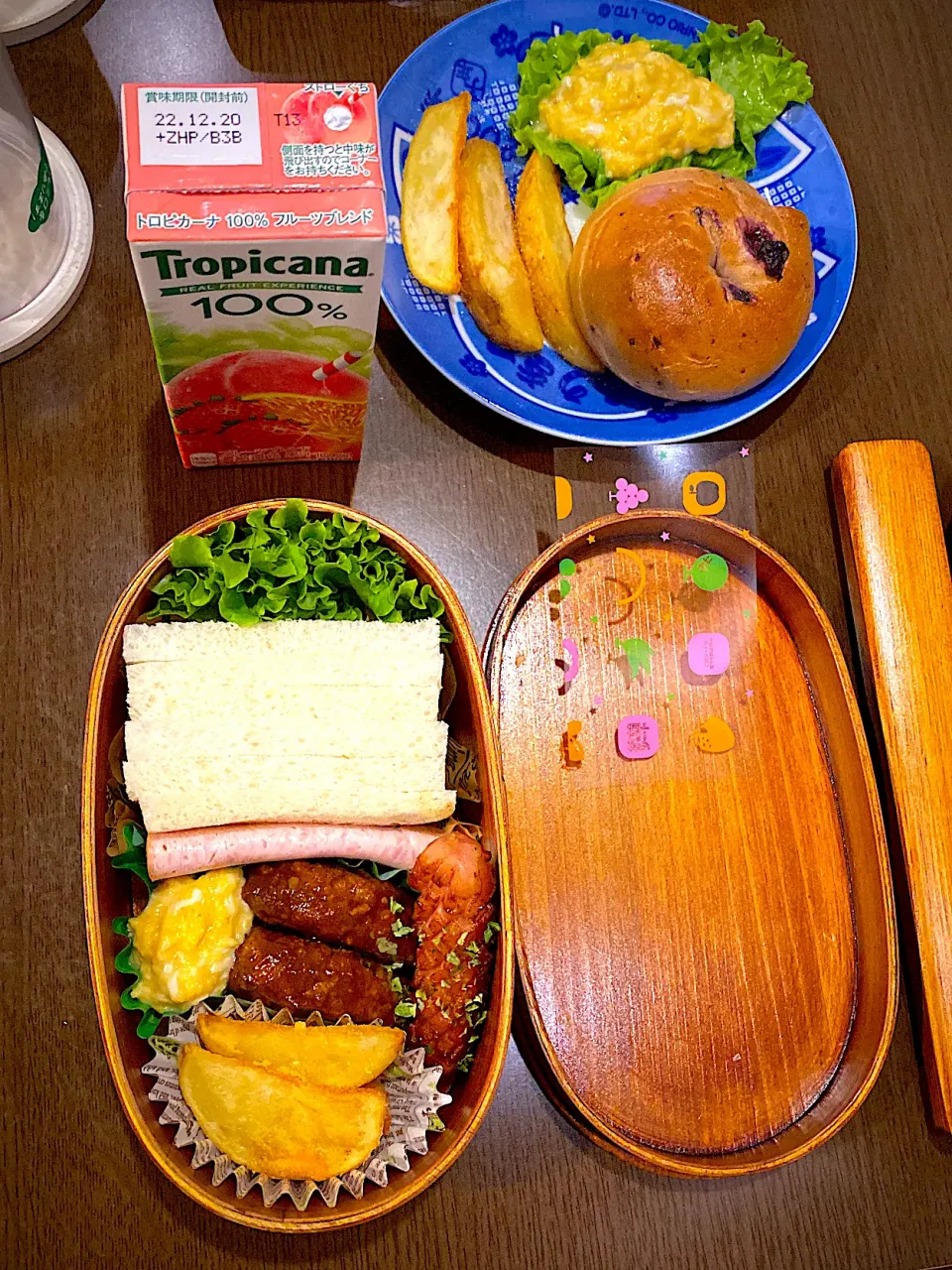 お弁当🍱　サンドイッチ　ハム　デミグラスハンバーグ　スクランブルエッグ　ソーセージソテー　フライドポテト　チーズパウダー　フルーツジュース　冷ほうじ茶|ch＊K*∀o(^^*)♪さん