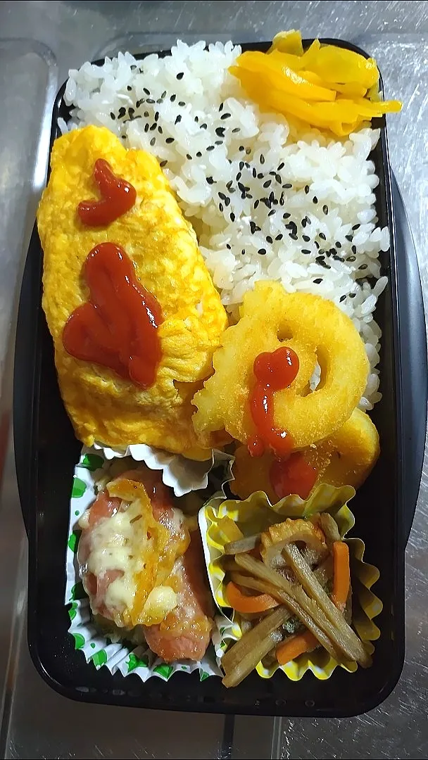 旦那弁当　2022/5/13

チーズオムレツ
ピーマンのウインナー詰め
ポテトフライ
きんぴらごぼう|ユキヨメ♪さん