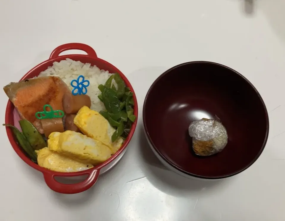 Snapdishの料理写真:パパ弁∩^ω^∩☆絹さやのソテー☆鮭☆ピーマンの塩昆布炒め☆卵焼き☆ウインナー串☆みそ玉|Saharaさん