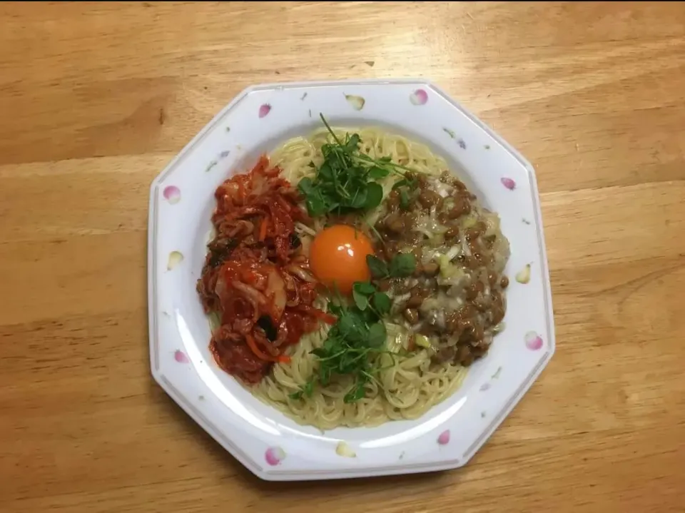 糖質0麺を使った、「冷たい月見キムチ納豆麺」です。|トヨシと申します。さん