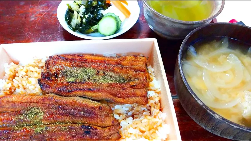 Snapdishの料理写真:5/13のお昼ごはん
テイクアウトのお弁当🍱
うなぎ弁当|卯月さん