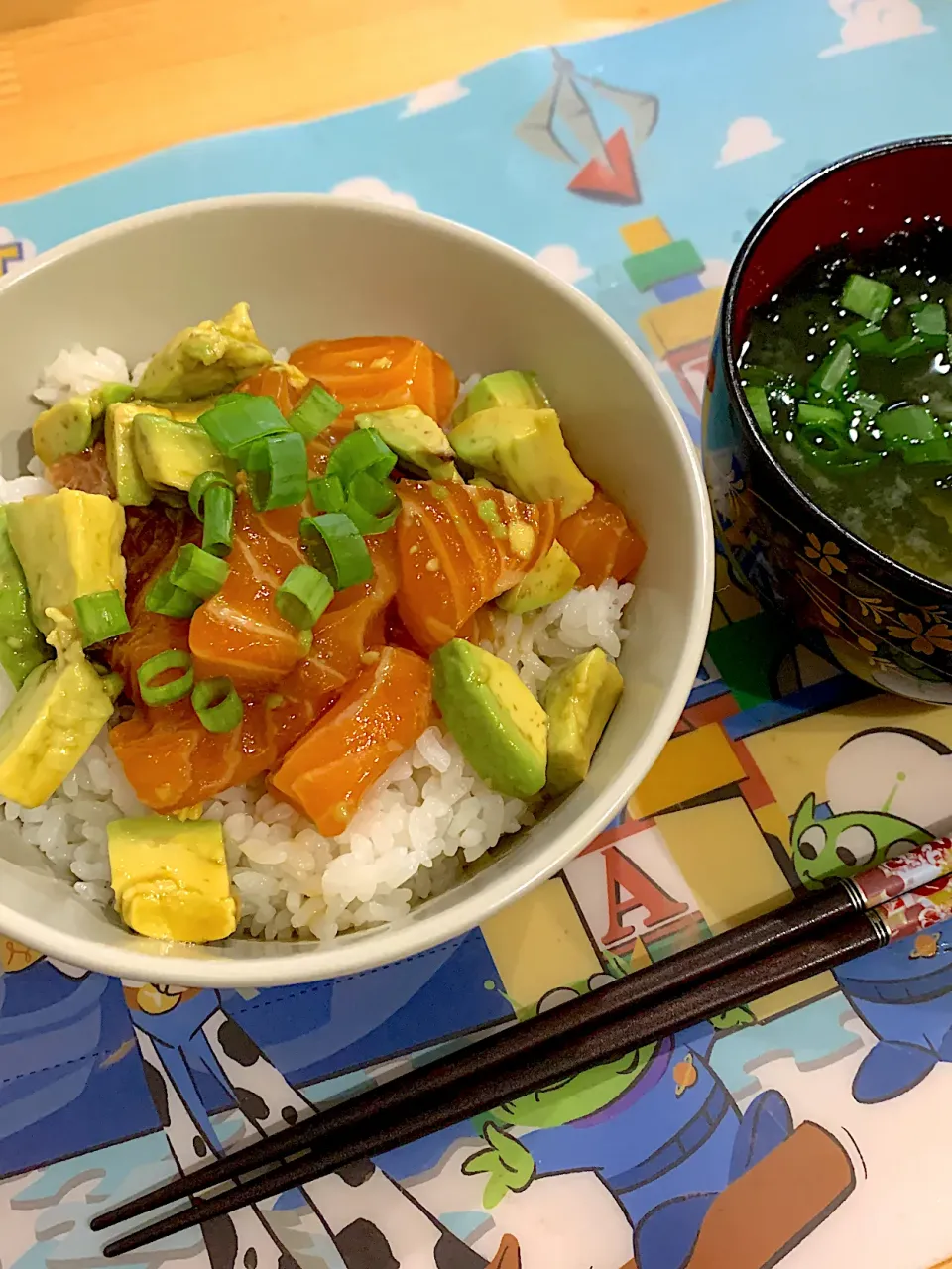 サーモンアボカド丼　&   お味噌汁|ぺろたんさん