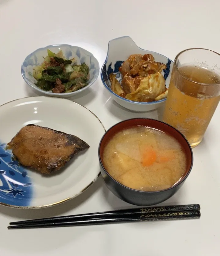 Snapdishの料理写真:晩御飯∩^ω^∩☆ぶり照り☆青梗菜のお浸し☆鶏キャベツのタッカルビ炒め☆みそ汁（大根、人参、厚揚げ）タッカルビ炒め。市販の素で作ったけど、よくあるタイプじゃなくて、煮こごりみたいなのが「ぷるん」って出てきて、扱いやすかった！他のもコレにしたら良いのに！|Saharaさん