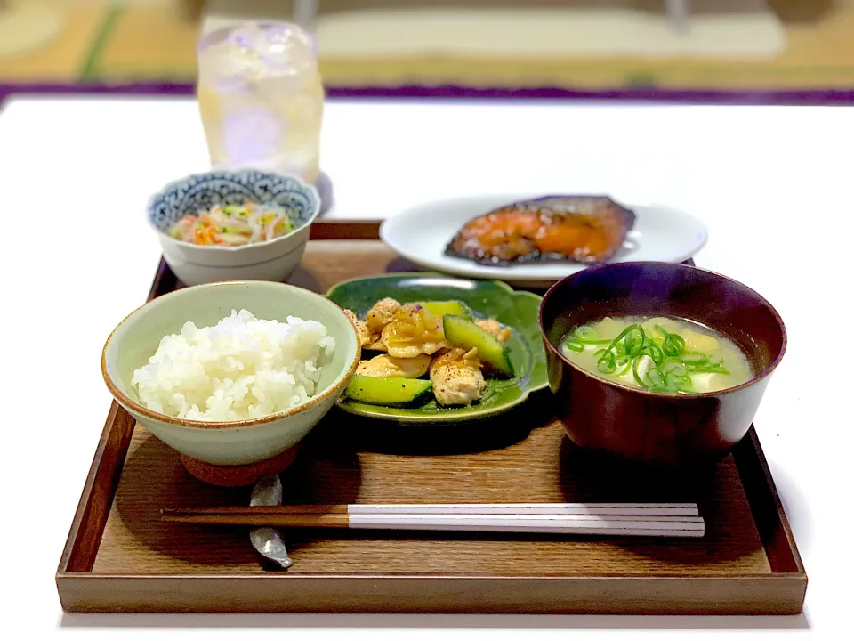 Snapdishの料理写真:ばんごはん。銀鱈みりん 、ささみと胡瓜の醤油炒め、春雨のタイ風和物、豆腐としめじのお味噌汁。|yukiさん