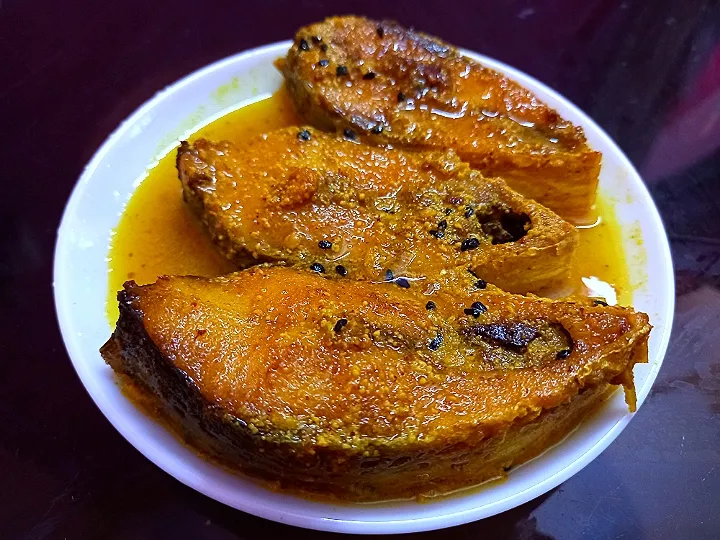 Snapdishの料理写真:sorse ilish ....mustard hilsa 😋😋|Moumita Chowdhury Senさん