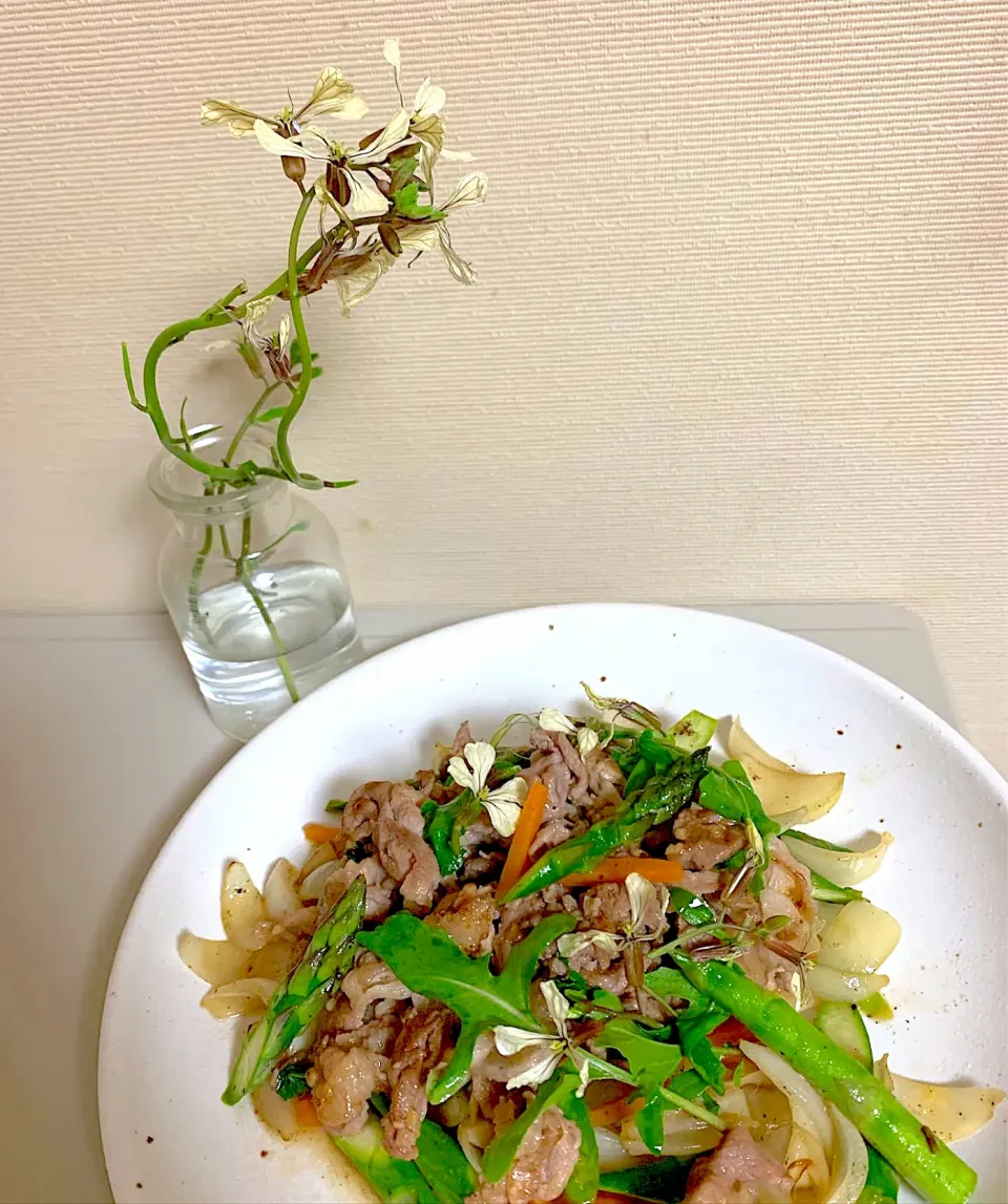 ルッコラの花をあしらった炒め物|さっさんさん