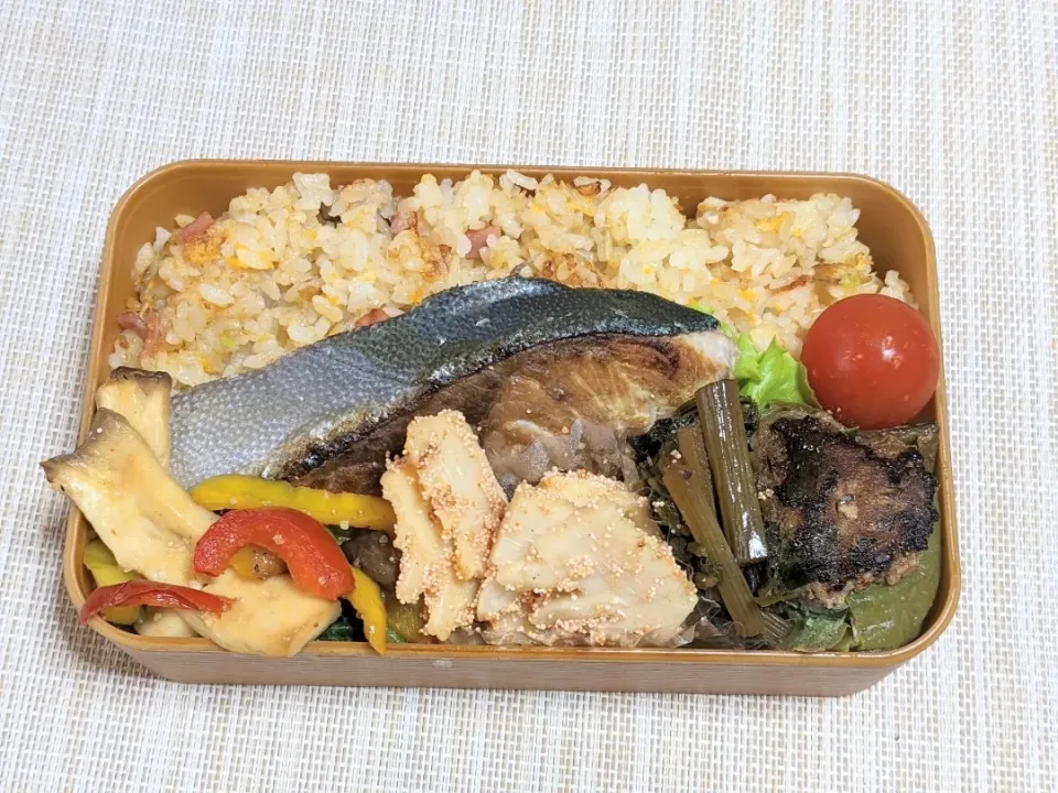 本日のお弁当〜。鰤の塩焼弁当〜。2日続いてお魚。|f.1125beさん