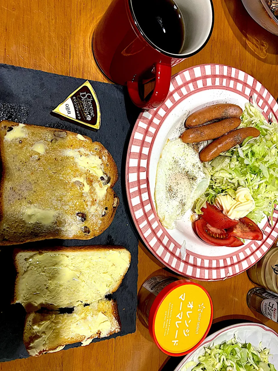 海外ドラマ トレッドストーン シーズン1 を観ながら #夕飯　食パンくるみパン、目玉焼き(ターンオーバーじゃないやつ)3分茹でウインナートマトキャベツサラダ、マーマレード、クリームチーズオレンジショコラ、薄しぃコーヒー|ms903さん