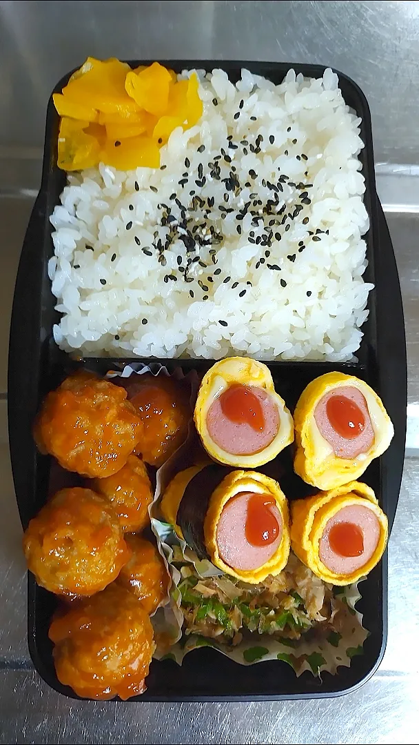 Snapdishの料理写真:旦那弁当　2022/5/14

ミートボール
ウインナーのチーズ玉子巻
ウインナーの玉子巻
ピーマンツナおかか和え|ユキヨメ♪さん