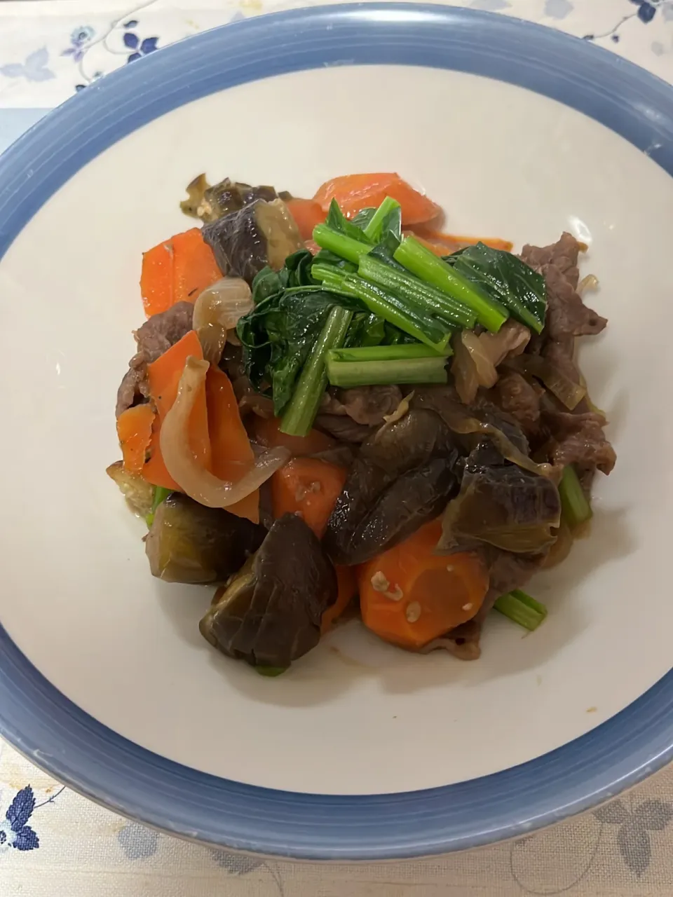 朝からエネルギーチャージ👊牛肉と茄子とにんじんと新玉ねぎの味噌炒め、ご飯が進みます✌️|tamemitiさん