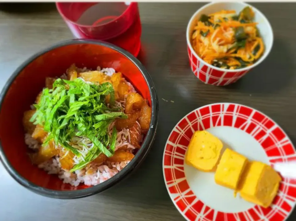 しらすと鯛の漬け丼、にんじんわかめえのきの中華風サラダ、だし巻き卵|aaaさん