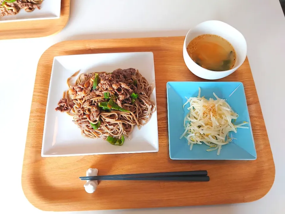 Snapdishの料理写真:今日の昼食　肉味噌炒め蕎麦、もやしサラダ、わかめスープ|pinknari🐰🌈さん