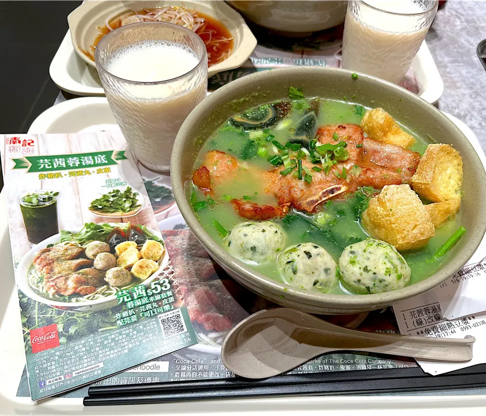 Noodles with coriander, pork chop and pork balls|skyblueさん