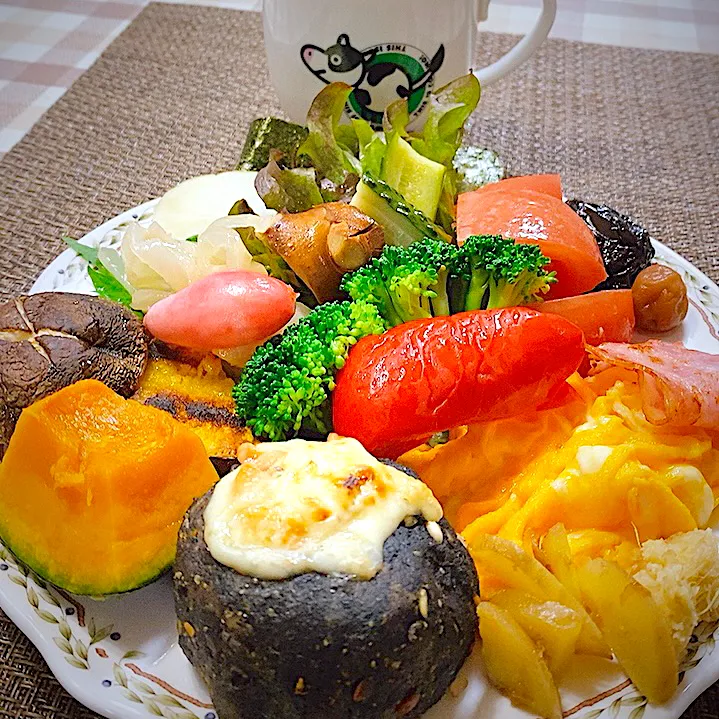 今日の朝ごはん★おからと米粉とご飯で作った胡麻おはぎ？のイカの塩辛チーズ焼き|riko30294さん