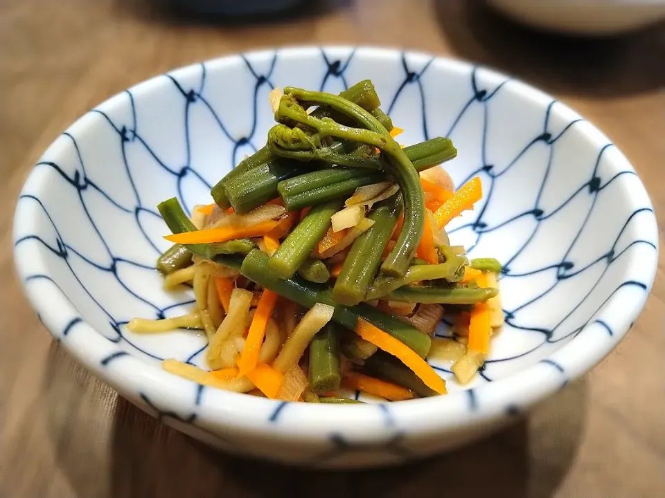 わらびとみょうがの醤油漬け|古尾谷りかこさん