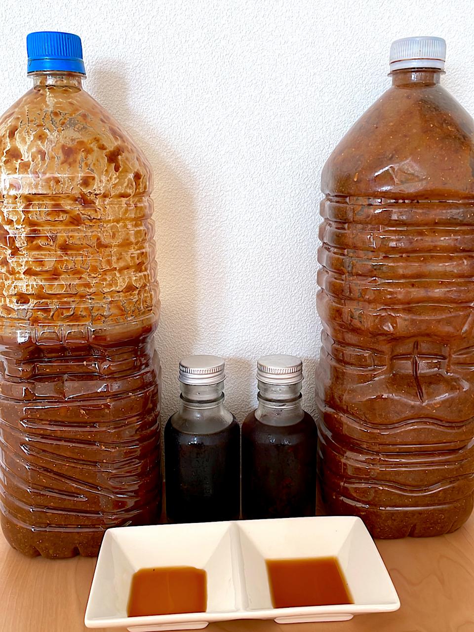 お醤油仕込み🔍右:大徳醤油さんのキット16ヶ月、左:湯浅醤油さんのキット13ヶ月経過