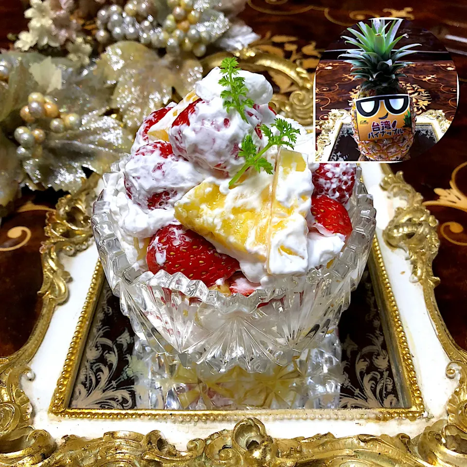 Snapdishの料理写真:台湾パイナップル🍍紅ほっぺ🍓セミフレッド💐|henryさん