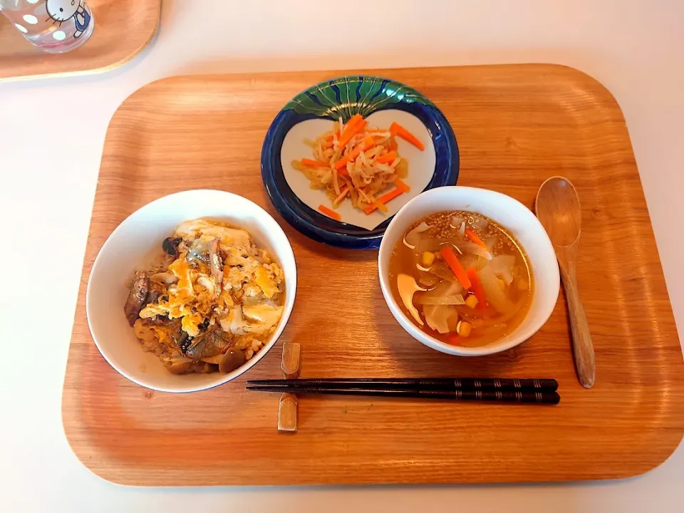 今日の夕食　さんま蒲焼缶の卵とじ丼、切り干し大根の煮物、冷凍餃子の塩麹スープ|pinknari🐰🌈さん