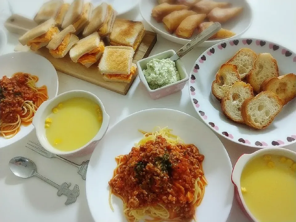 夕食(*^^*)
ミートソースパスタ🍝
トーストサンド🥪(卵、ハム、チーズ)
フランスパン&クリームチーズバジル
ポテトチーズ春巻き
コーンスープ|プリン☆さん