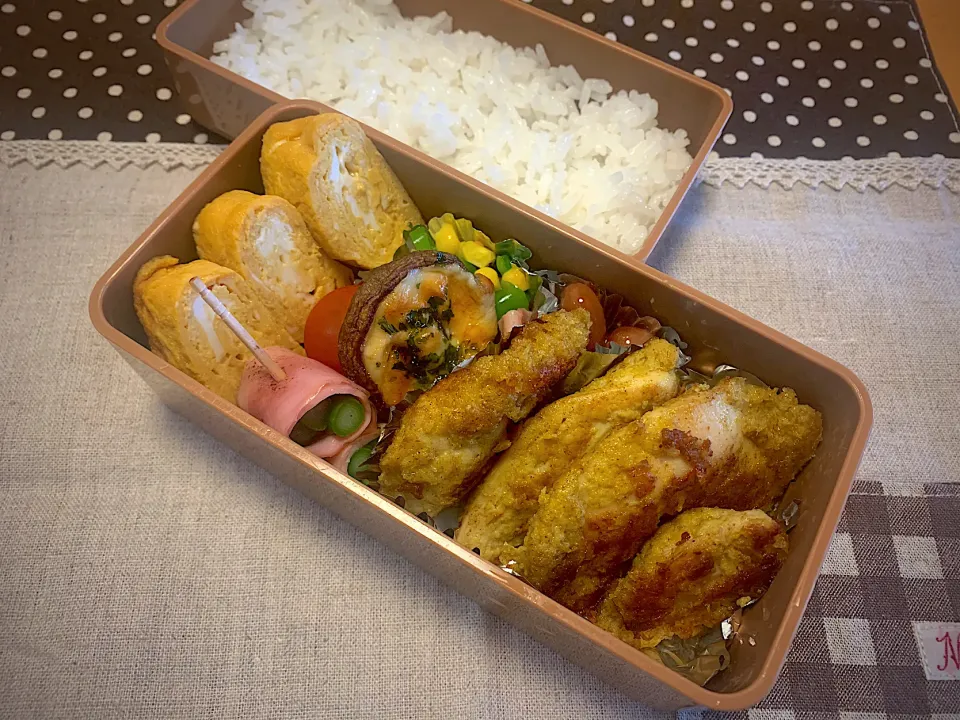 Snapdishの料理写真:チキンカレーカツ🐓卵焼き🥚アスパラベーコン🌀椎茸チーズ醤油🧀ピーマンコーン🌽🫑|あやこさん