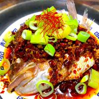 湖南料理　刴椒魚头”ﾄﾞｩｵｼﾞｬｵﾕｲﾄｩ” (魚頭の唐辛子蒸し)