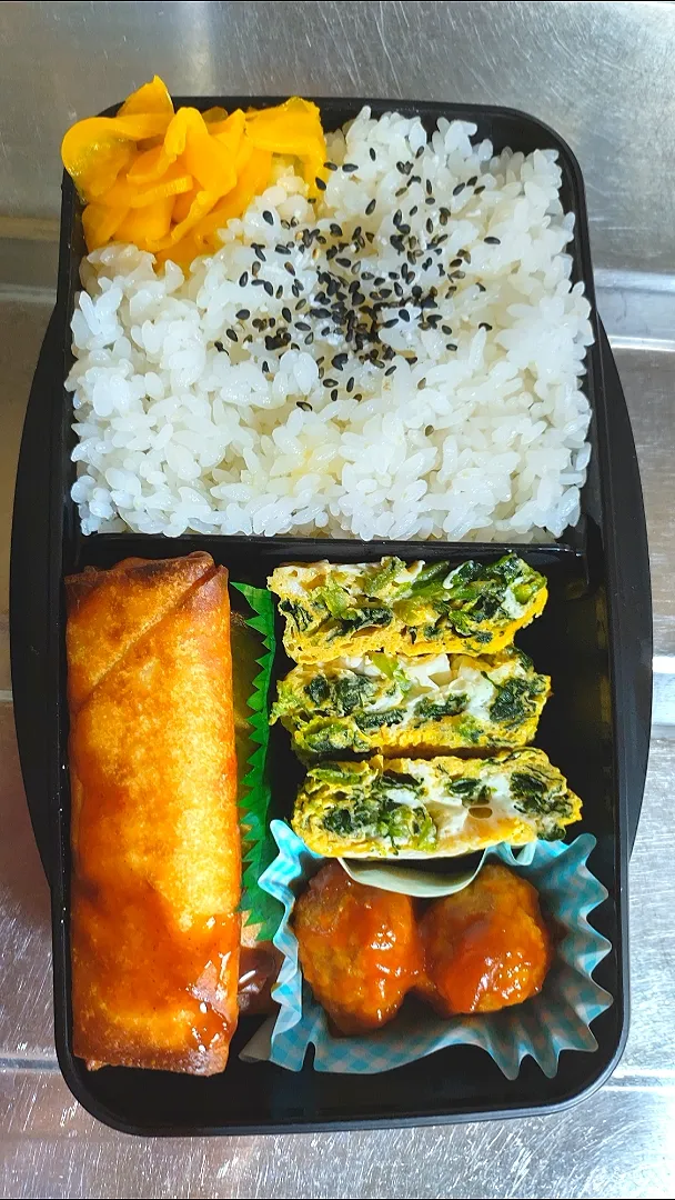 旦那弁当　2022/5/15

春巻き
ほうれん草のだし玉
ミートボール|ユキヨメ♪さん