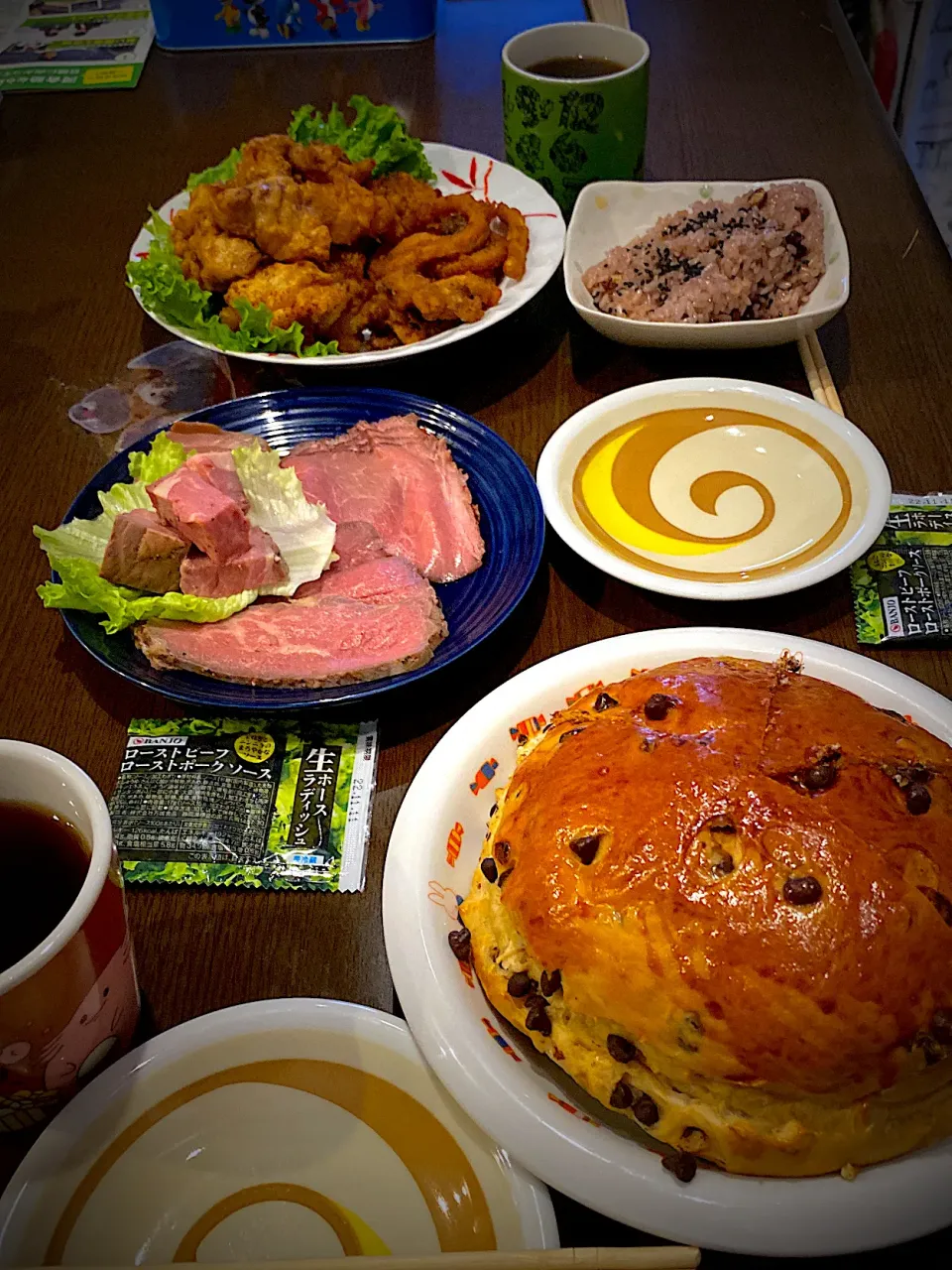 Snapdishの料理写真:フライドチキン　イカリング　ローストビーフ　クラミックチョコチップ入りパン　お赤飯　胡麻塩　コーヒー|ch＊K*∀o(^^*)♪さん