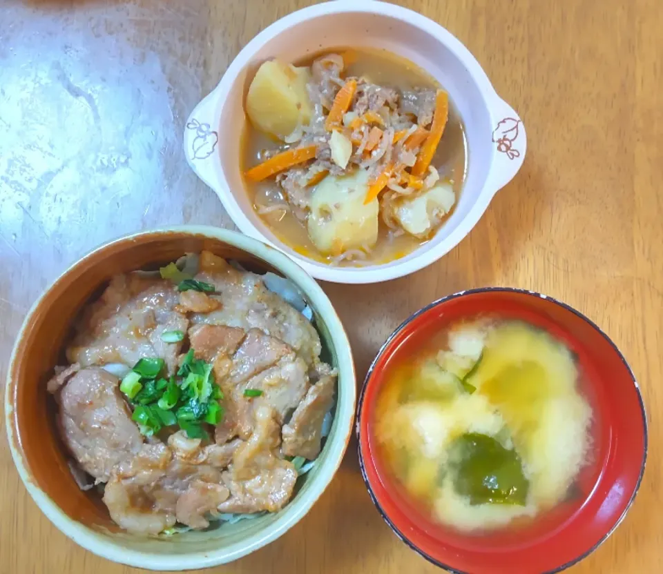 2022 0514　豚丼　韓国風肉じゃが　豆腐とわかめのお味噌汁|いもこ。さん