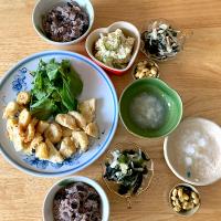 筍の天麩羅〜大根おろしで🧡黒豆ご飯🧡ポテサラ🧡ワカメと新玉と竹輪の酢の物🧡昆布豆