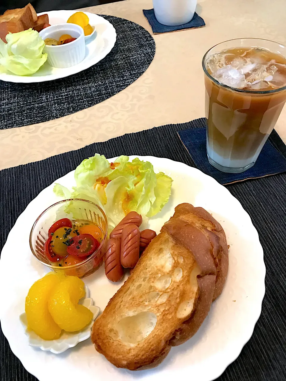 Snapdishの料理写真:モーニング，塩バターフランスパン|sobacoさん