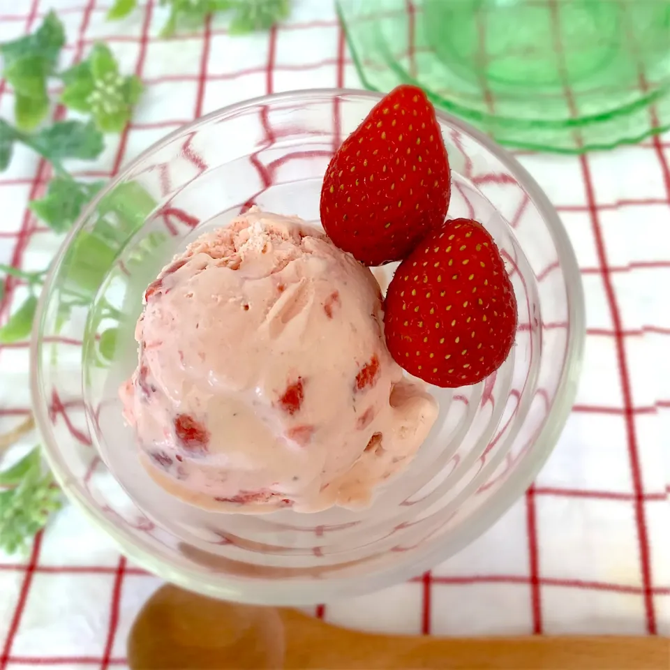 sucreroomさんの料理 フレッシュ苺🍓で手作りアイスクリームです
(∩´∀`∩)💕|chicaocafeさん