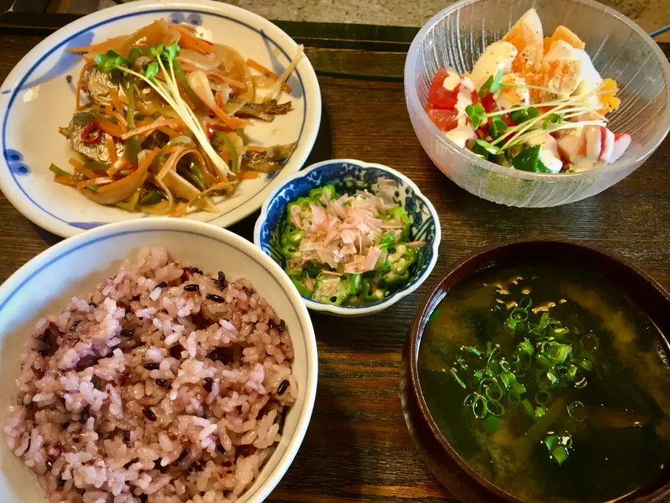 Snapdishの料理写真:今日のランチは ＂残り物定食＂                 •鯵南蛮漬け•ゆで卵サラダ•オクラ  •ワカメみそ汁•古代米|mottomoさん