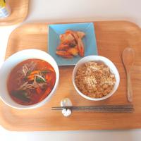 今日の昼食　ユッケジャンスープ、玄米、ちくわとキムチの和え物