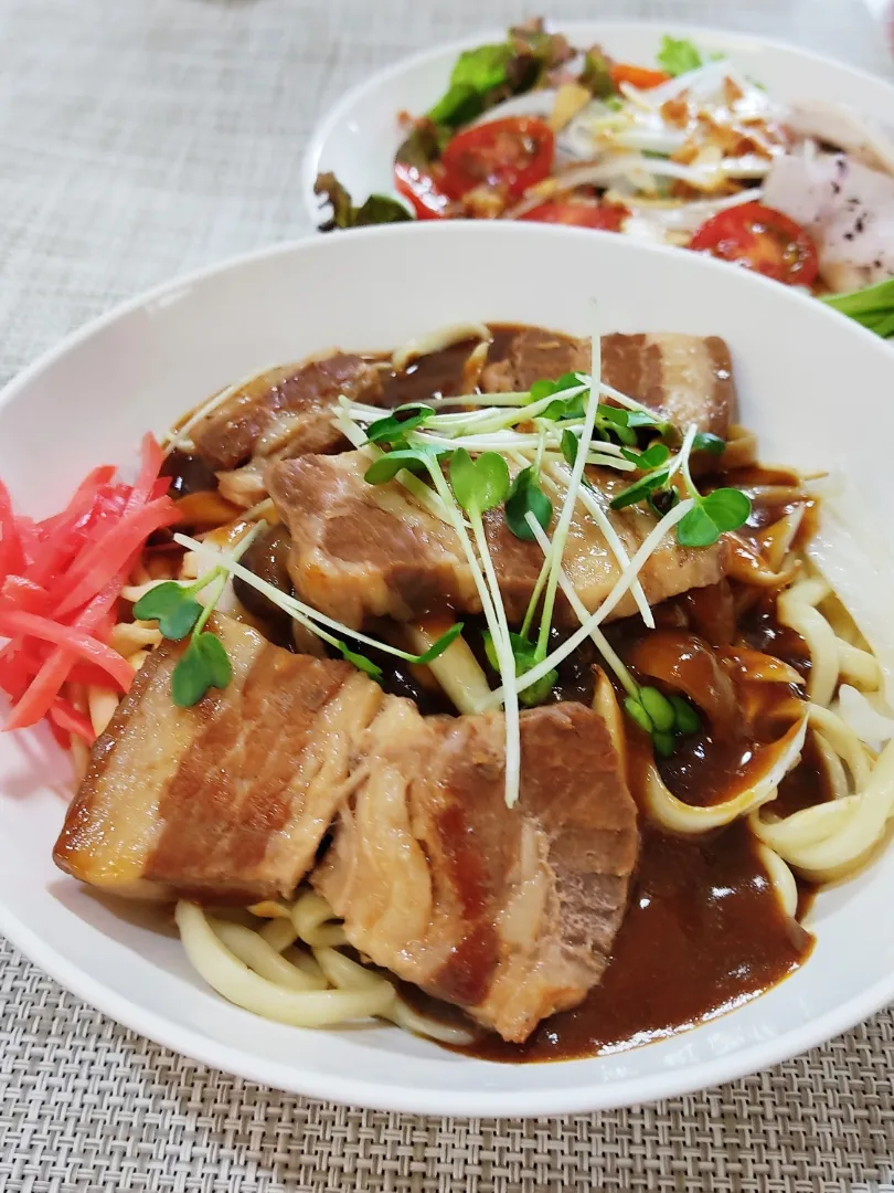 Snapdishの料理写真:カレーかた焼き沖縄そば

沖縄そばを炒めると、いい具合にかた焼きそば風になるのです。
あとはどんな具をのっけるか。
今回は、カレールーと三枚肉をのっけてみました。
これで、麺をゆでる必要がない、お手軽料理の出来上がりです。|Rピージャーさん