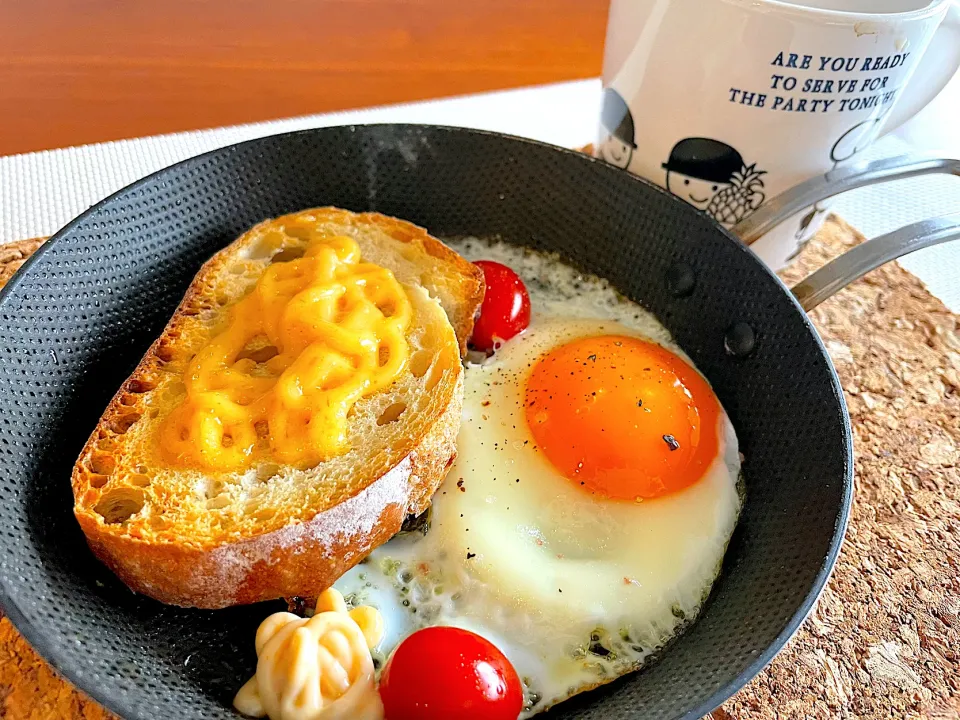 めんたいフランスと目玉焼きモーニング🍳|なお🅿️さん