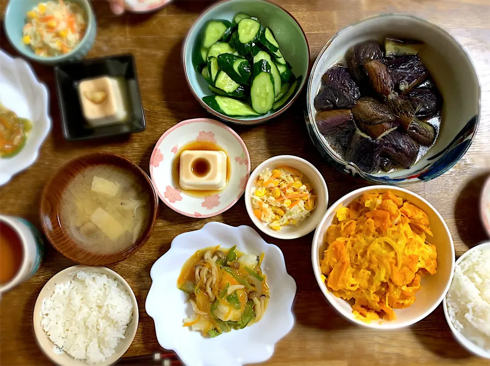 鱈の野菜あんかけ・コールスロー・冷奴・胡瓜の漬物・茄子の煮浸し・南瓜サラダ・味噌汁・ご飯|ちびろ菌さん