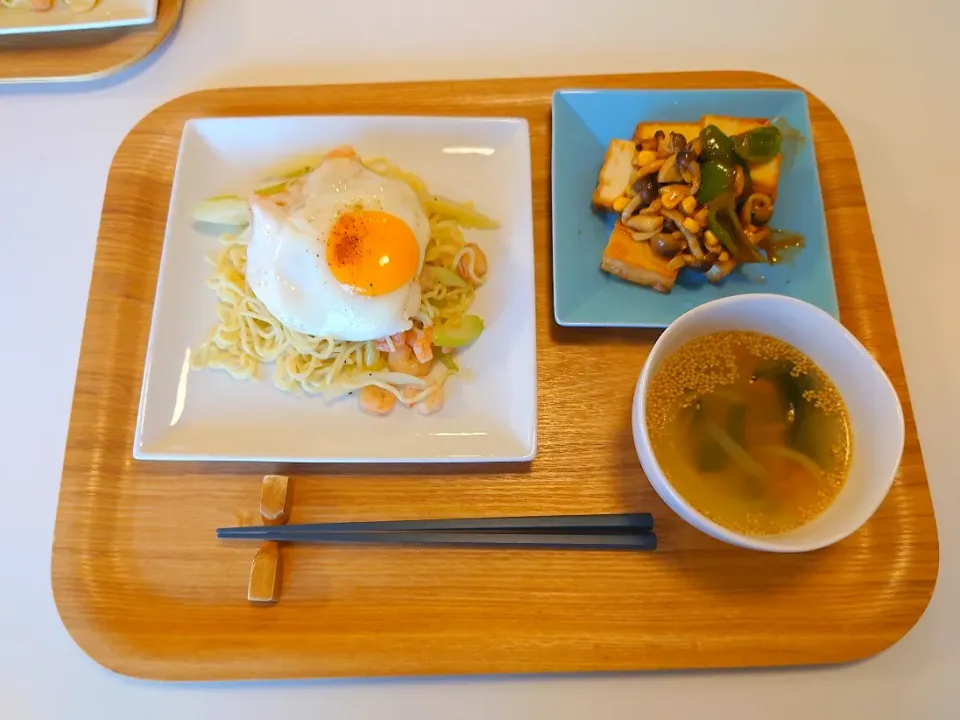 Snapdishの料理写真:今日の夕食　セロリとえびのナンプラー焼きそば、厚揚げのケイジャンソース焼き、わかめスープ|pinknari🐰🌈さん