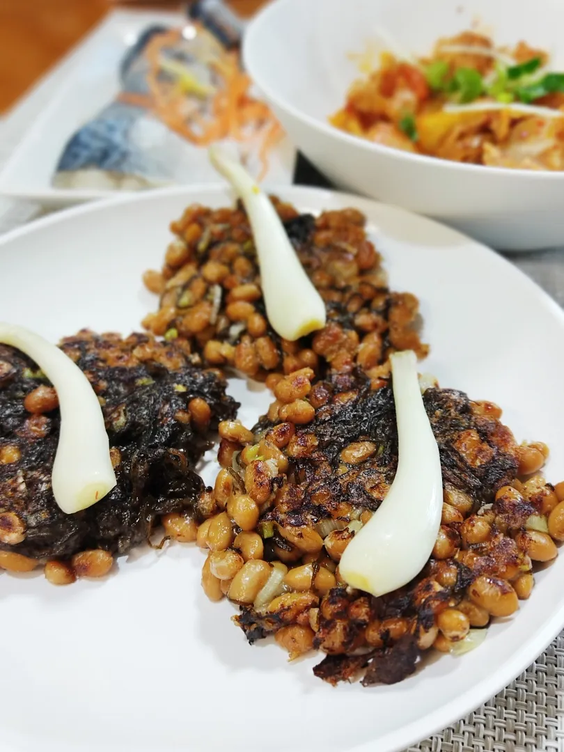 Snapdishの料理写真:納豆もずく焼きと島らっきょう

沖縄は豆腐文化なのですが、納豆はあまり好きではないみたい。
納豆の消費量ランキングでは46位なのです。
ちなみに、47位は和歌山県。
スーパーでは大々的に豆腐と一緒に売られてるんだけどな。|Rピージャーさん