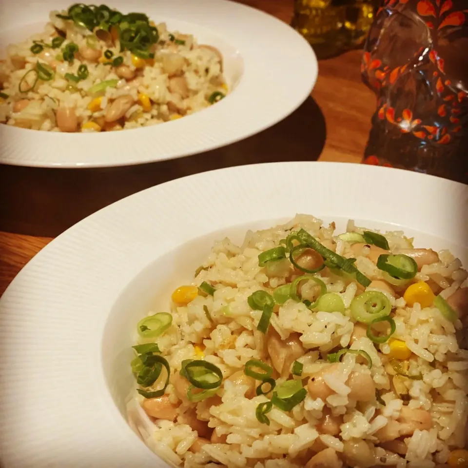 Dinner ! Dinner ! 
Vegetarian 🌱 
Bean & Sweetcorn Garlic Rice with Veg Stock soup with Tofu #rice #tofu #healthy #soup 
#chefemanuel|Emanuel Hayashiさん