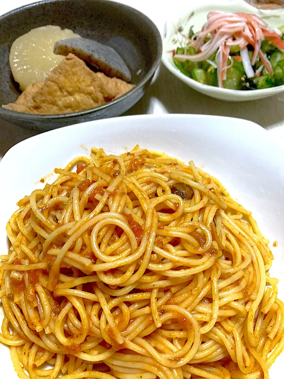 ナスとトマトとひき肉のパスタ、おでん、きゅうりとカニカマとワカメの酢の物|Ayaさん