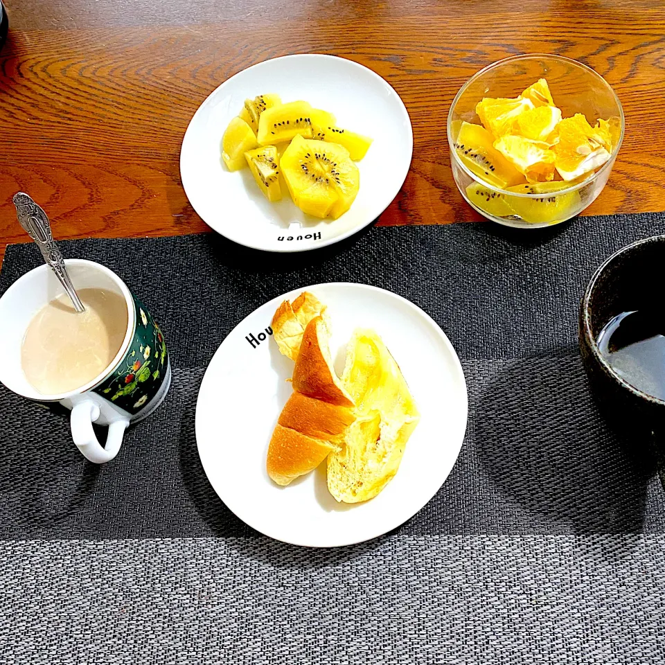 5月 15日　朝ごはん　バターロール、カフェオレ、キウイ、オレンジ|yakinasuさん