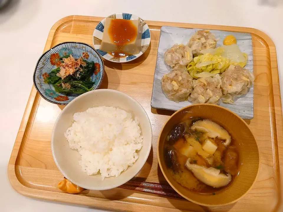 Snapdishの料理写真:焼売、ほうれん草のおひたし、ごま豆腐、味噌汁|sorsmdさん