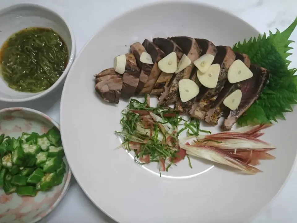 狸の宴シリーズ
今宵の肴
上り鰹の叩き
添え物は御覧の通りです

皆様と乾杯‼️
🍶ゞ(*´▽｀)っ🍻

漬けタレは狸特製。
(無化調/無添加)|タヌキさん