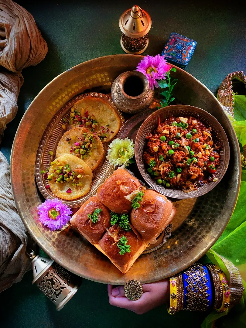 Sunday Special Lunch....

Mutton Keema Masala
Pav

Saffron Malpua/Pancakes|Riniさん