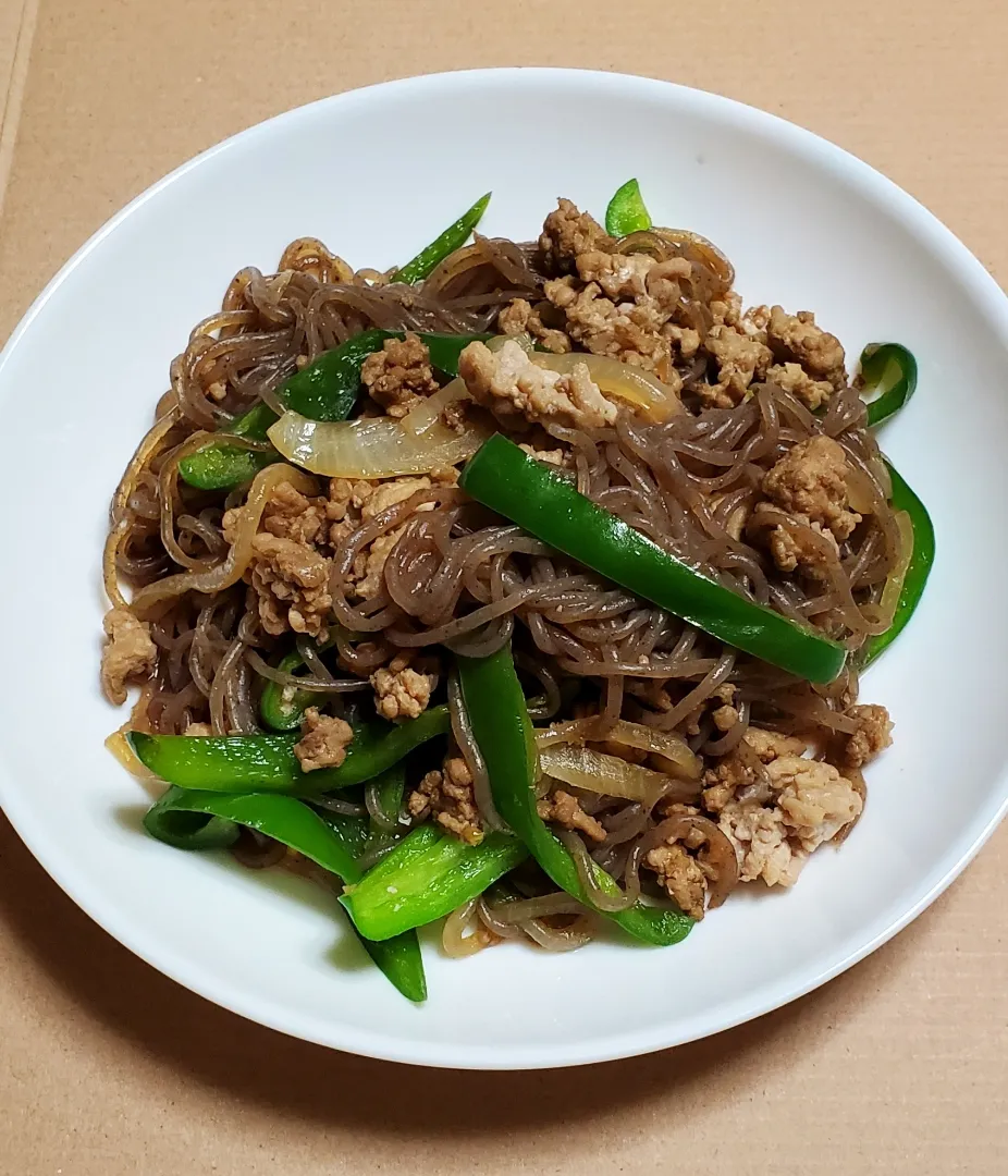 Snapdishの料理写真:挽き肉と糸こんにゃくの甘辛炒め|ナナさん