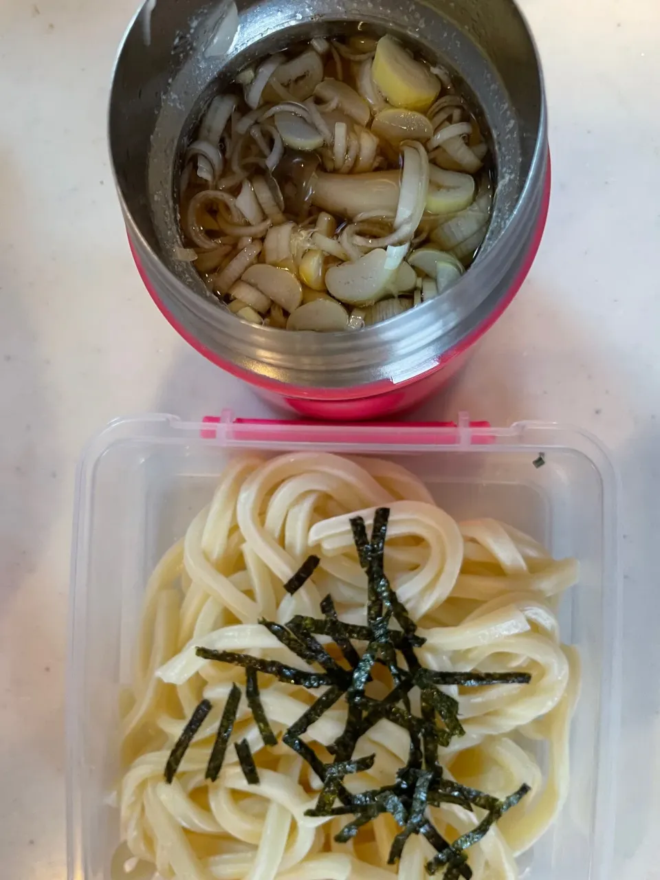 今日のお弁当　底にお肉と野菜入ってます！|かれんさん