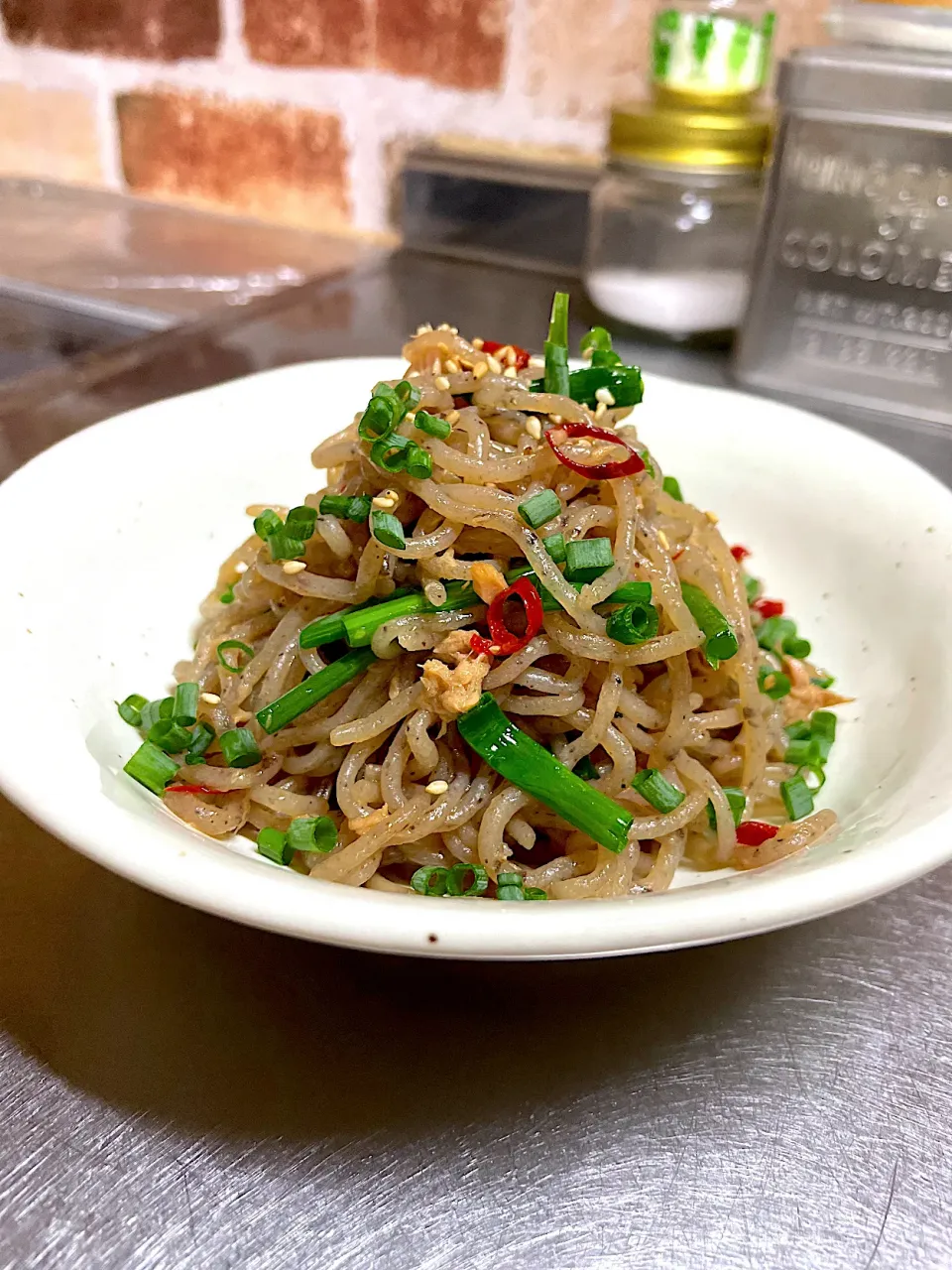 Snapdishの料理写真:糸こんにゃくとツナ缶の甘辛ピリ辛炒め🌶🌶🌶|🌿ぴぴさん